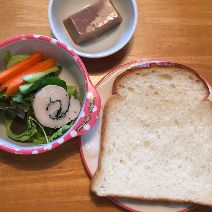 こどもの朝セット　くるみ豆腐×パン×サラダ